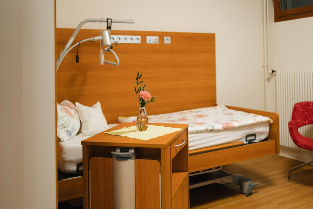 Bett in einem Zimmer im Hospiz Offenburg